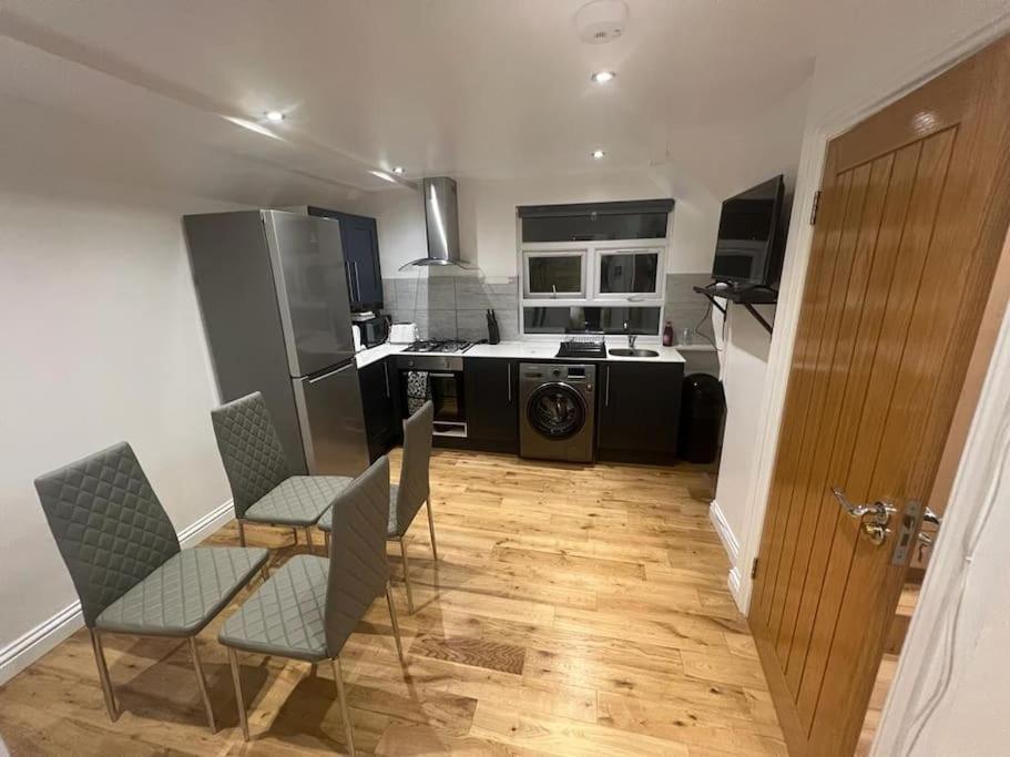 2 Bedroom Apartment In Hampdenrd Londres Exterior foto